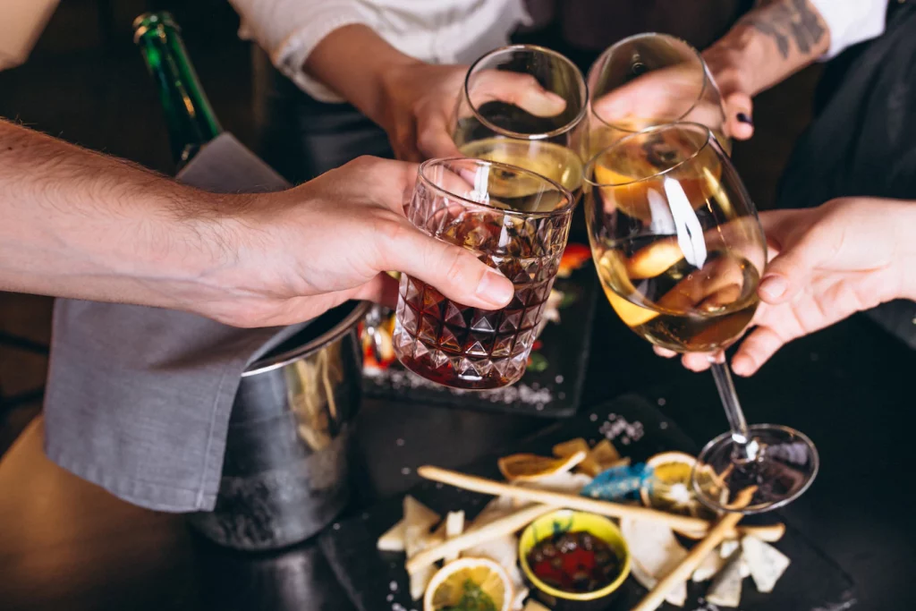 manos masculinas femeninas cerca cocteles 1303 13494