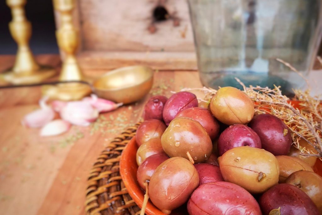 plato de cerámica con aceitunas sobre una mesa